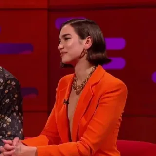 📌 Dua Lipa Dua Lipa, Sängerin, Oranger Anzug, Porträt, Promi, Frau whatsapp sticker
