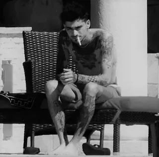 🚬 homem, cigarro, fumando, tatuagens, cadeira, monocromático, relaxamento, sentado telegram sticker