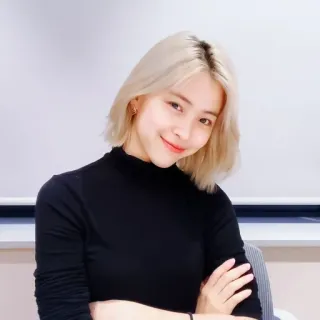 🖤 女性, ポートレート, ブロンドヘア, 笑顔, カジュアル, 屋内 whatsapp sticker