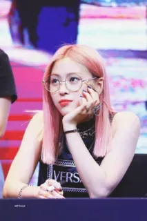 😑 VERSACE mulher, cabelo rosa, óculos, k-pop, cantora, celebridade telegram sticker