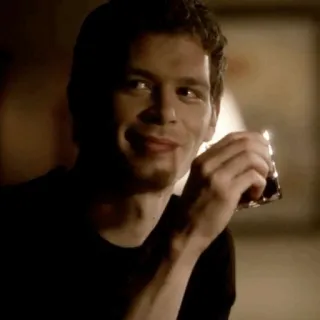 🥃 Klaus Mikaelson The Vampire Diaries Клаус Майклсон, Дневники вампира, вампир, пьет, персонаж telegram sticker