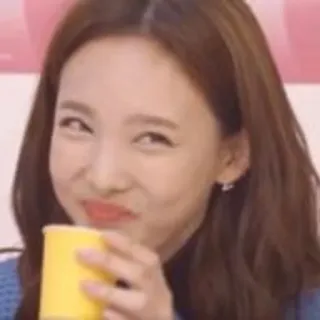 😏 mujer, persona, bebiendo, asiática, sonrisa whatsapp sticker