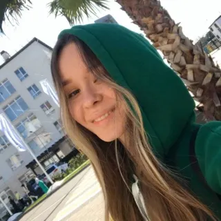😁 kobieta, portret, bluza z kapturem, uśmiechnięta, nastolatka, kobieca, osoba telegram sticker