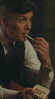 🤔 Tommy Shelby Peaky Blinders Fumer, Cigarette, Homme, Peaky Blinders, Personnage, Série TV, Gangster telegram sticker