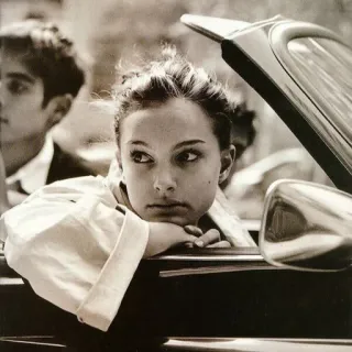 ❄️ Natalie Portman Atriz, Preto e branco, Celebridade, Carro, Vintage, Retrato telegram sticker
