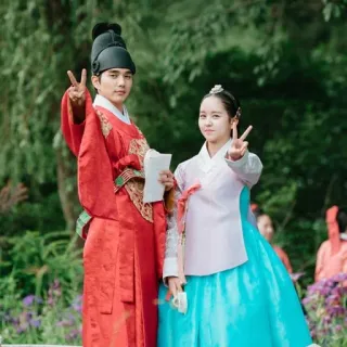 ✌️ drama coreano, hanbok, segno di pace, coppia, abbigliamento tradizionale, storico whatsapp sticker