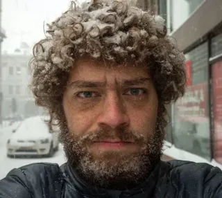 ❄️ homme, neige, barbe, cheveux bouclés, hiver, froid whatsapp sticker