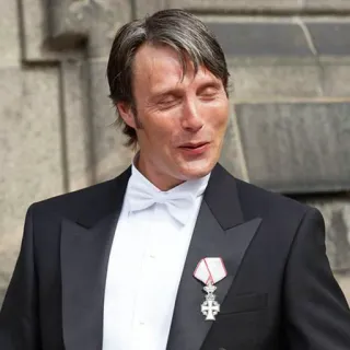 🥴 Mads Mikkelsen 俳優, スーツ, フォーマル, ポートレート, 有名人 telegram sticker
