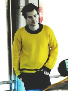 💴 Harry Styles Harry Styles, chanteur, pull jaune, homme, célébrité, pop star, musicien telegram sticker