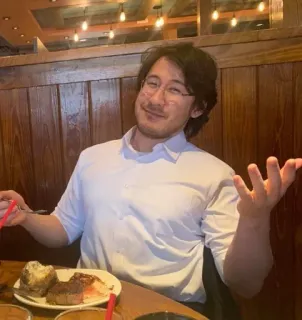 😅 Markiplier Markiplier, YouTubeur, Créateur de contenu, Influenceur, Lunettes, Dîner telegram sticker