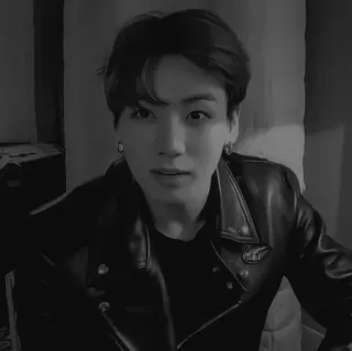 🌟 Jeon Jungkook homme, portrait, noir et blanc, blouson cuir, K-pop, coréen telegram sticker