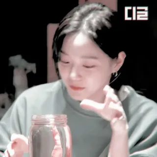 🦋 디글 person, woman, eating, food telegram sticker