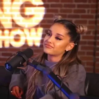 💧 Ariana Grande ariana grande, chanteuse, actrice, célébrité, musicienne, femme, microphone telegram sticker