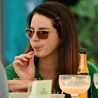 😐 Lana Del Rey Lana Del Rey, cantora, celebridade, bebendo, óculos de sol telegram sticker
