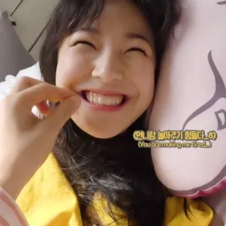 🐝 (언니랑 놀아주기 힘들다 ㅎ)
You are making me tired... orang, senyum, wanita, potret, bahagia, selfie telegram sticker