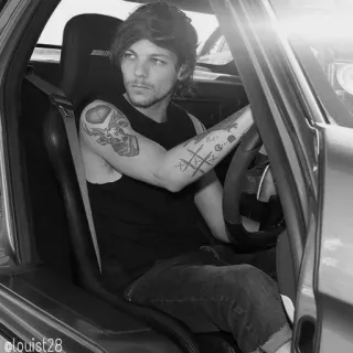 😒 Louis Tomlinson @louist28 Louis Tomlinson, carro, pessoa, celebridade, tatuagem, cantor telegram sticker