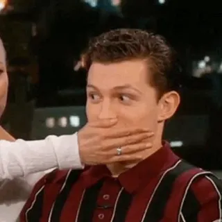 ⚙ Tom Holland actor, famoso, mano en la boca, gracioso, broma whatsapp sticker