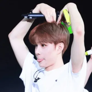 🔥 k-pop, cantor, artista, entretenimento, ídolo, performance, música whatsapp sticker
