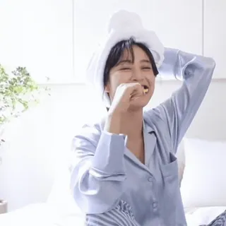 🌝 여자, 칫솔, 위생, 아침, 침대, 잠옷, 미소 telegram sticker