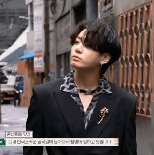 🕸 콘셉트에 맞게
구되게 한국스러운 골목길에 들어와서 촬영에 임하고 있습니다 Coreano, Rua, Beco, Moda, Retrato telegram sticker