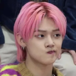 😒 persoon, roze haar, Koreaans, man, oorbellen, jeugd, gezichtsuitdrukking telegram sticker