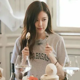 💖 CALABASAS femme, cuillère, fourchette, table, intérieur, t-shirt, vêtement, assiette, verre, verre telegram sticker