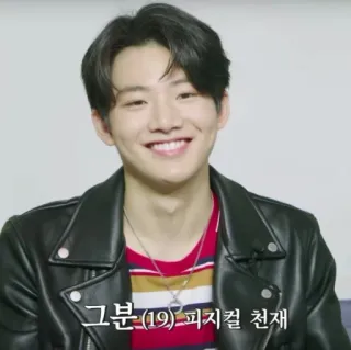 😄 그분(19) 피지컬 천재 ritratto, persona, sorriso, uomo, giacca, coreano telegram sticker