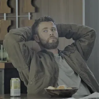 ➖ Chris Hemsworth Mann, Schauspieler, Promi, Chris Hemsworth, Bart, Casual, Sitzend telegram sticker