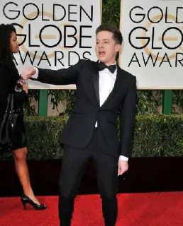 ⚡️ Charlie Puth celebridad, alfombra roja, golden globes, etiqueta, cantante, evento whatsapp sticker