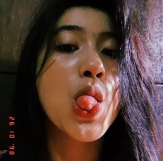 🌸 86. 01 92 mulher, selfie, retrato, mostrando a língua telegram sticker