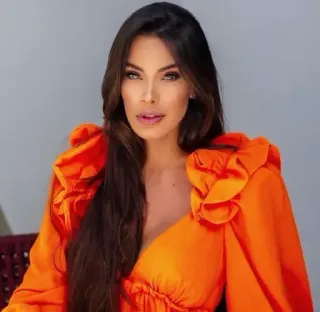 🌱 femme, portrait, cheveux longs, orange, robe, beauté whatsapp sticker