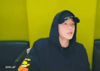 😐 @skz_gif osoba, bluza z kapturem, czapka, idol whatsapp sticker