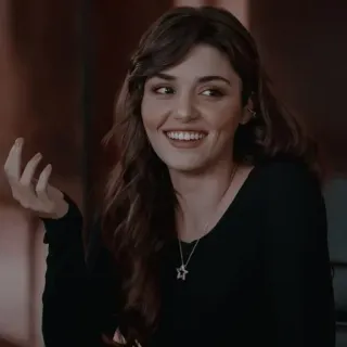 🐾 mujer, retrato, collar, sonrisa, Hande Erçel telegram sticker