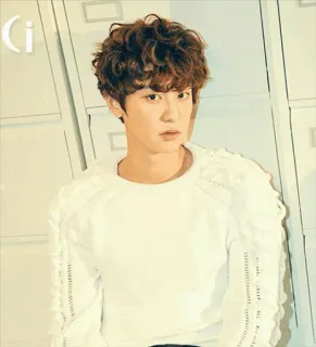 😐 Ci man, person, curly hair, white sweater, portrait telegram sticker