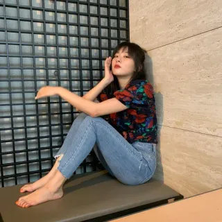 👘 Frau, sitzen, Jeans, Porträt, drinnen, lässig telegram sticker