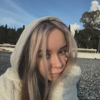 🥹 kobieta, portret, dziewczyna, bluza z kapturem, plaża, natura telegram sticker