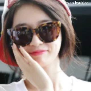 😍 by : x.hyukjae woman, sunglasses, portrait, person, fashion, smile, beauty, girl whatsapp sticker