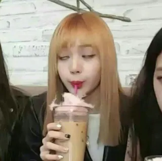 🦋 Lisa mujer, bebida, café, kpop, idol, Lisa, Blackpink telegram sticker