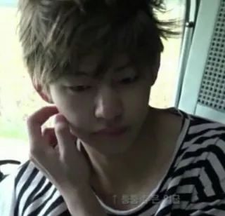 😴 1. 톨톨 털털 웃는다 người, khuôn mặt, chân dung, k-pop, thần tượng, v, hàn quốc, bts telegram sticker
