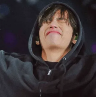 😄 Person, Hoodie, Verärgert, Sänger, Kpop, Weinend, Konzert, Auftritt telegram sticker
