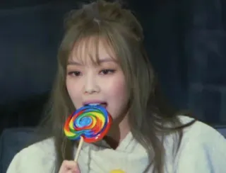 🌷 woman, lollipop, candy, eating, portrait, female telegram sticker