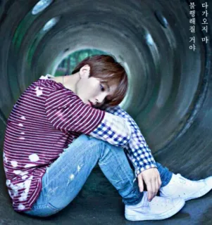 😪 다가오지마 불행해질거야 persona, túnel, sentado, triste, solo, coreano, chico telegram sticker