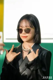 🤘 femme, lunettes de soleil, collier, style, mode, personne telegram sticker