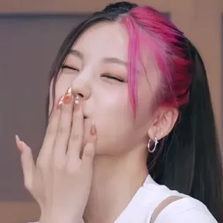 💋 mujer, kpop, pelo rosa, tirando beso, femenina, retrato whatsapp sticker
