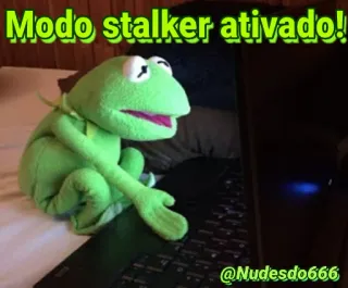 👀 Kermit the Frog Modo stalker ativado! kermit, frog, stalker, internet, meme, humor telegram sticker