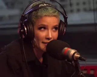 🍒 Halsey cantor, músico, celebridade, mulher, fones de ouvido whatsapp sticker