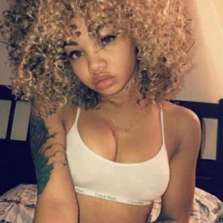 😒 mulher, retrato, cabelo cacheado, bralette, tatuagem telegram sticker
