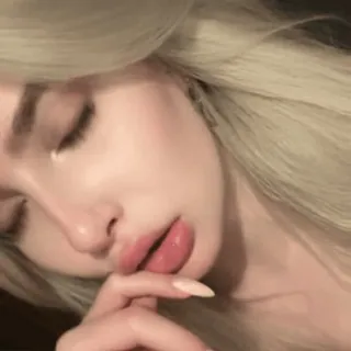 🧺 @wallgif woman, blonde, portrait, selfie, beauty, aesthetic, makeup telegram sticker