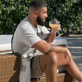 💡 Drake celebrità, rapper, musicista, uomo, bevanda, ritratto telegram sticker