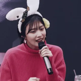 🎟 mulher, microfone, orelhas de coelho, suéter, cantando, coreano, ídolo telegram sticker